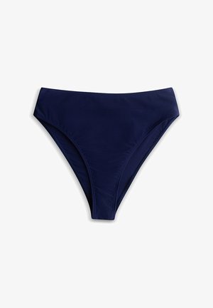Dół bikini w kolorze granatowym o wysokim kroju, wykonany z gładkiej tkaniny z czystymi szwami, położony płasko na białym tle.