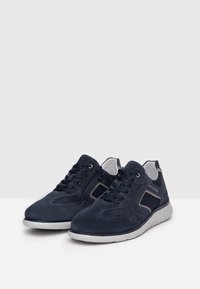 Sneakers in camoscio blu navy con suola in gomma bianca, caratterizzati da un design con lacci, una zip laterale e dettagli in rete per la traspirabilità.