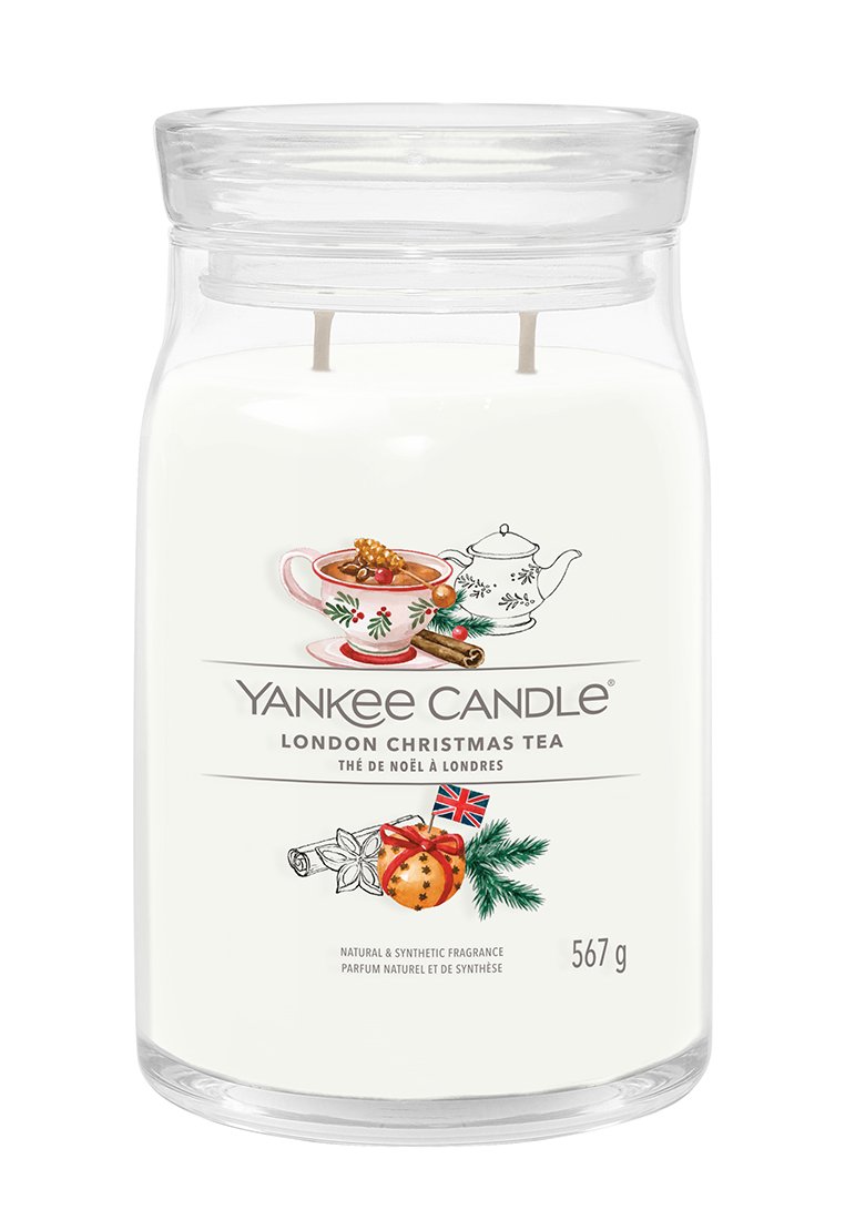 Yankee Candle in een doorzichtige glazen pot, met witte was, dubbele lonten en feestelijke illustraties van een theepot met feestaccenten.