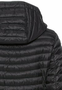 Sort puffersjakke med hætte, quilted design med horisontale striber og en glat, skinnende tekstur.