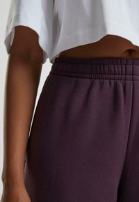 Urban Classics FLUFFY - Joggebukse - plumpurple