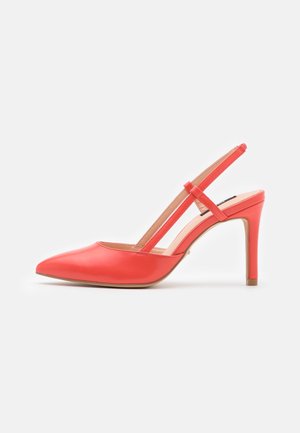 Czerwony skórzany sandał na obcasie typu slingback z noskiem w szpic i minimalistycznym paskiem; gładka faktura i zwężający się obcas.