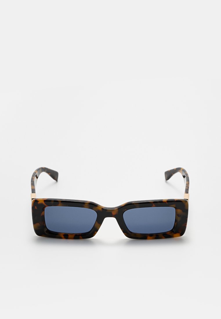 Lunettes de soleil rectangulaires avec des montures à motif écaille de tortue et des verres bleu foncé. Présence d'accents dorés sur les branches.