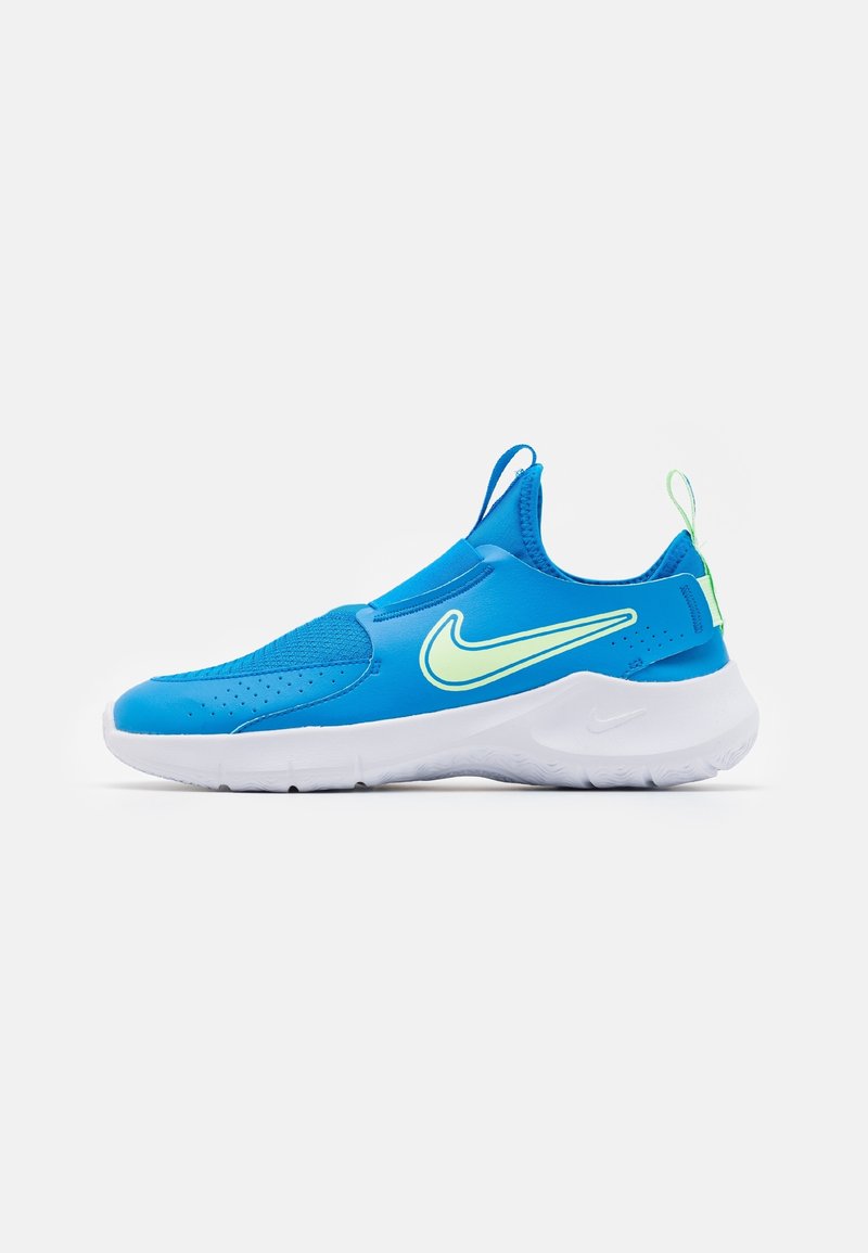 Blauwe instapsport schoen met een witte zool, neon groene Nike swoosh, en trekbanden op de hiel en tong tegen een witte achtergrond.