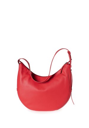 Rote Leder-Schultertasche mit einer gewölbten Form, einem verstellbaren Schulterriemen und einer glatten, matten Textur. Sie verfügt über einen Reißverschluss und ein zurückhaltendes Design.