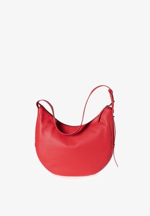 Borsa a spalla rossa in pelle con una forma curva, singolo manico regolabile e una texture liscia e opaca. Presenta una chiusura con zip e un design sobrio.