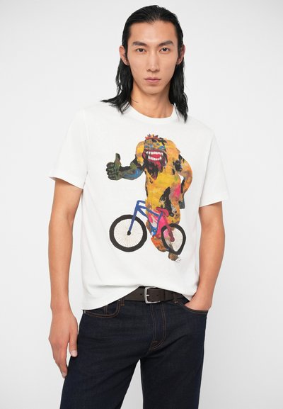 Balta medvilninė marškinėlių su spalvinga iliustracija, kurioje pavaizduotas didžiavis ant dviračio, rodančio „reikaulus“ gestą, su detalizuota iliustracijos stiliumi.