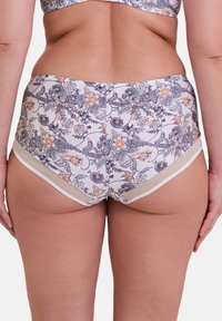 Hoog-zittende slip met bloemenprint, voorzien van een crèmekleurige basis met donkerblauwe en oranje patronen, aangevuld met witte elastische details.