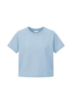 Camiseta de color azul claro de manga corta con cuello redondo, mangas ranglán y una pequeña etiqueta blanca en el cuello.