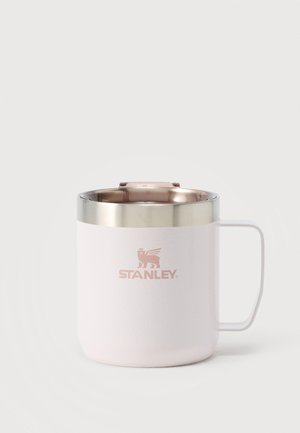 Tazza Stanley isolata bianca con bordo e manico in acciaio inox, con logo rosa e coperchio su sfondo uniforme.