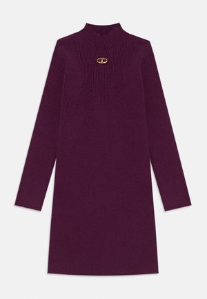 Vestido de punto morado de manga larga con textura acanalada, cuello alto y pequeño broche decorativo dorado en el centro delantero.