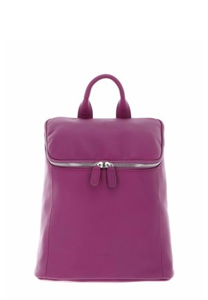 Un sac à dos en cuir violet avec fermeture éclair, anses courtes en haut, et une texture lisse. Design rectangulaire simple avec des accents minimalistes.