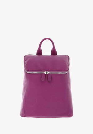 Un sac à dos en cuir violet avec fermeture éclair, anses courtes en haut, et une texture lisse. Design rectangulaire simple avec des accents minimalistes.