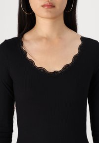 Vero Moda VMMILY V NECK - Ilgarankovis viršutinės dalies drabužis - black