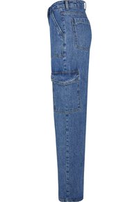 Pantalones cargo de mezclilla azul con pierna recta, múltiples bolsillos y costuras reforzadas. Presenta una cinturilla clásica y un cierre tradicional con cremallera.
