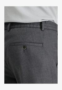 Unausgewählt, medium smoke