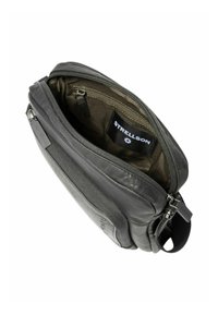 Borsa a spalla in pelle nera con chiusura a zip, texture liscia, tasca interna e etichetta con logo. Presenta una tracolla removibile.