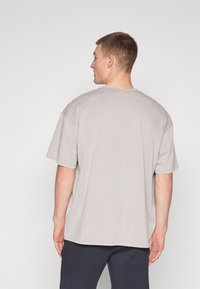 Under Armour LOGO WASH - Pamata T-krekls - tetra gray/white