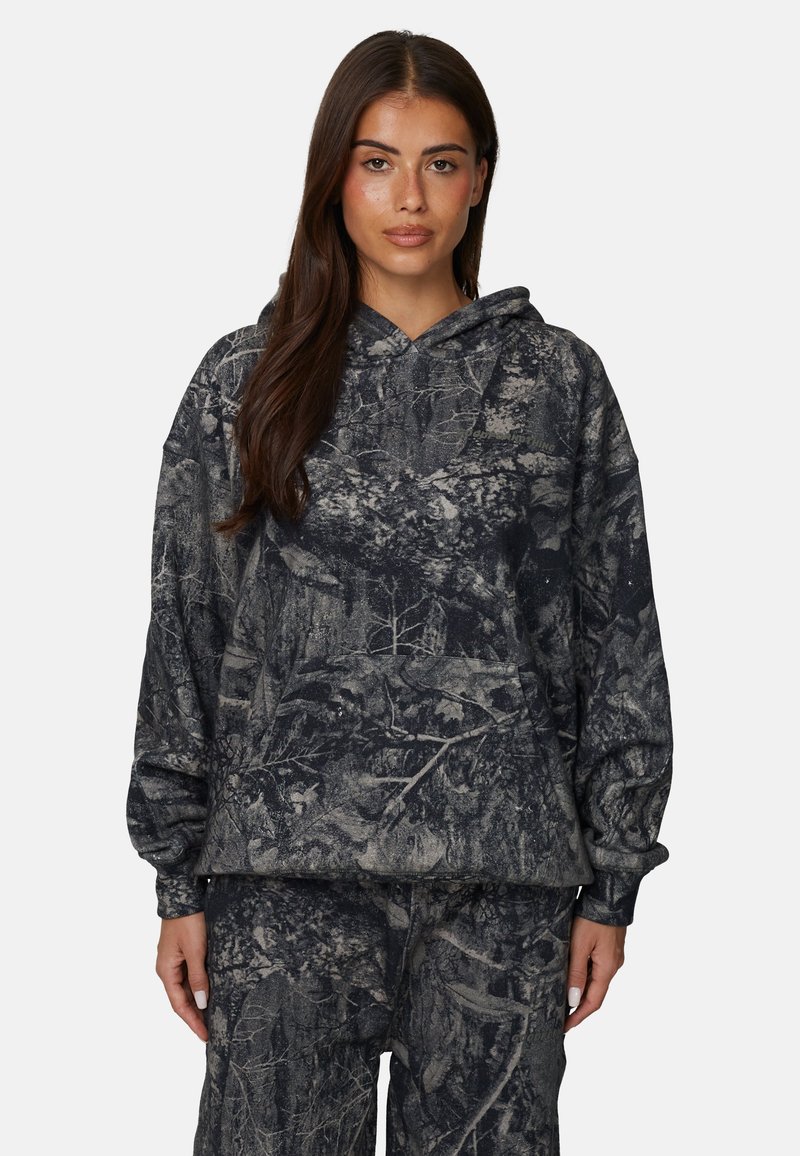 Hoodie w wzór kamuflażu w ciemnoszarym i czarnym kolorze, z przednią kieszenią i kapturem ze sznurkiem. Wykonany z miękkiego materiału o luźnym kroju.