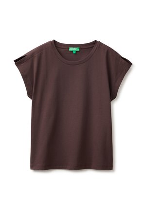 Bruine T-shirt met korte mouwen, ronde hals en kleine schouderopeningen, plat getoond op een witte achtergrond.