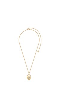 Kultainen kaulakoru, jossa ohut ketju ja soikea riipus, johon on kaiverrettu koristeellinen kirjain 'G' sekä yksityiskohtaisia koristeita.