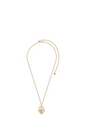 Złoty naszyjnik z cienkim łańcuszkiem, z owalnym wisiorkiem z grawerowaną dekoracyjną literą „G” i misternymi akcentami.