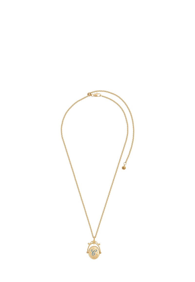 Kultainen kaulakoru, jossa ohut ketju ja soikea riipus, johon on kaiverrettu koristeellinen kirjain 'G' sekä yksityiskohtaisia koristeita.