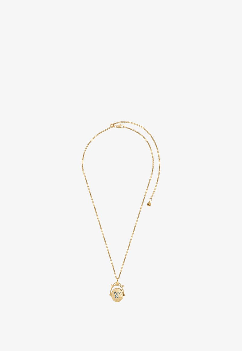 Kultainen kaulakoru, jossa ohut ketju ja soikea riipus, johon on kaiverrettu koristeellinen kirjain 'G' sekä yksityiskohtaisia koristeita.