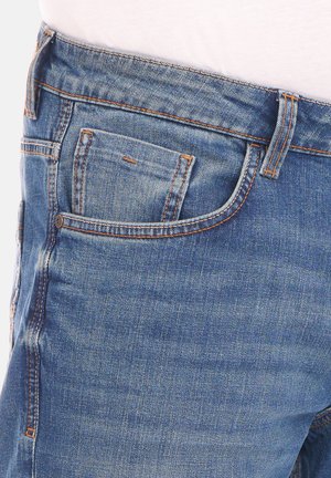 Jeans en denim bleu clair, présentant un design classique à cinq poches, des coutures visibles en orange et une coupe droite.