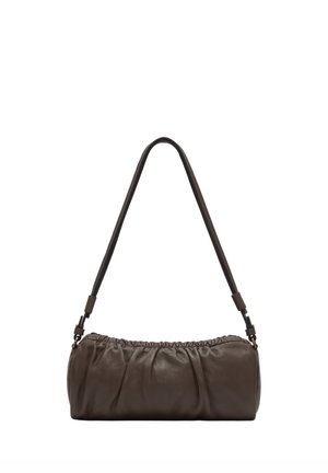 Dunkelbraune Leder-Schultertasche mit gerafften Details und einem langen verstellbaren Riemen, vor weißem Hintergrund präsentiert.