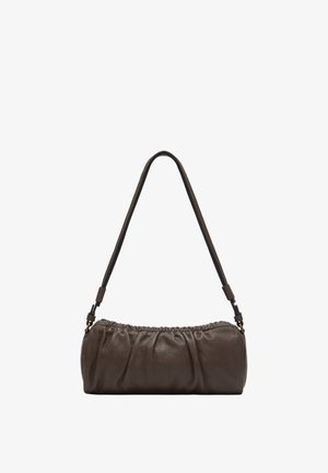 Dunkelbraune Leder-Schultertasche mit gerafften Details und einem langen verstellbaren Riemen, vor weißem Hintergrund präsentiert.