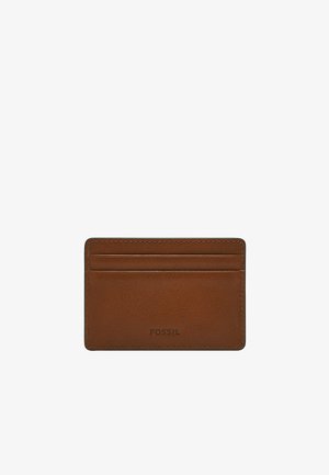 Porte-cartes en cuir marron avec quatre emplacements pour cartes, texture lisse, couture subtile et logo "FOSSIL" en relief en bas.