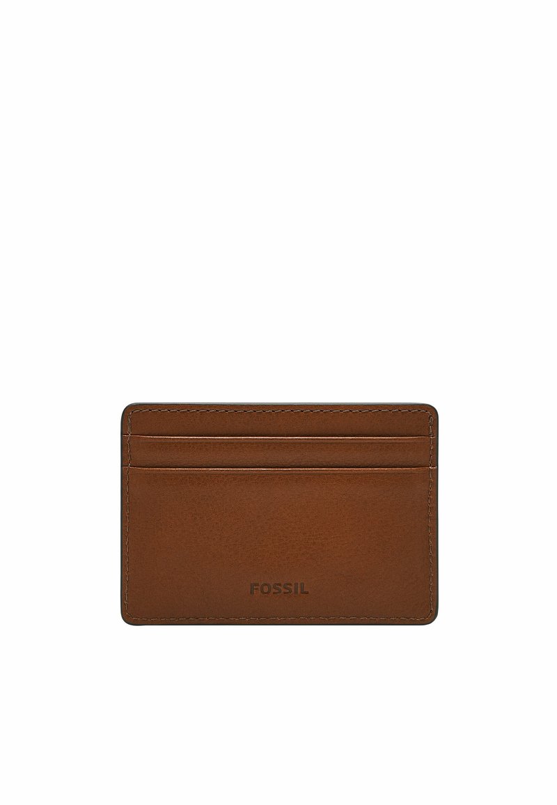 Porte-cartes en cuir marron avec quatre emplacements pour cartes, texture lisse, couture subtile et logo "FOSSIL" en relief en bas.