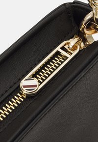 Tommy Hilfiger CHIC CROSSOVER - Skulderveske - black