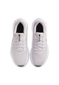 Scarpe sportive grigio chiaro con tomaia in rete, suola bianca, rivestimento interno nero e allacciatura frontale. Presentano un logo discreto sulla linguetta.