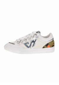 Sneaker bianco con accenti argentati, dettagli in strass e tessuto mimetico sul tallone. Presenta una punta arrotondata e suola in gomma.
