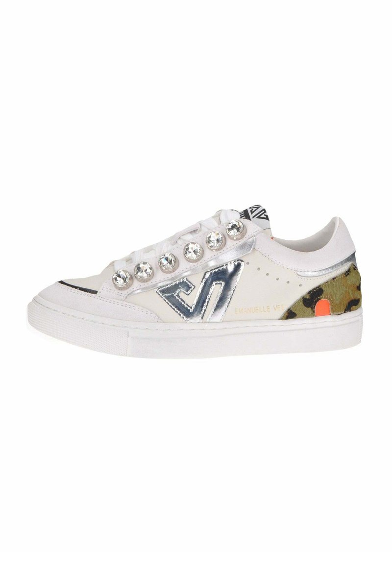 Sneaker bianco con accenti argentati, dettagli in strass e tessuto mimetico sul tallone. Presenta una punta arrotondata e suola in gomma.