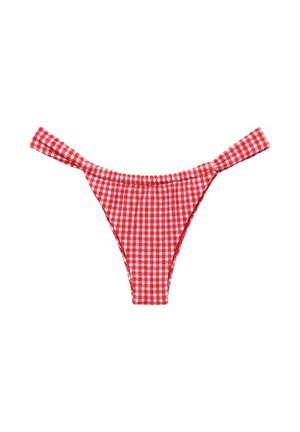 Slip de bikini în stil thong cu model gingham roșu și alb, cu bretele late pe laterale pe fundal alb.