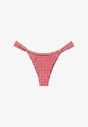 Piros-fehér kockás mintájú, tanga fazonú bikini alsó széles oldalsó pántokkal, fehér háttéren.