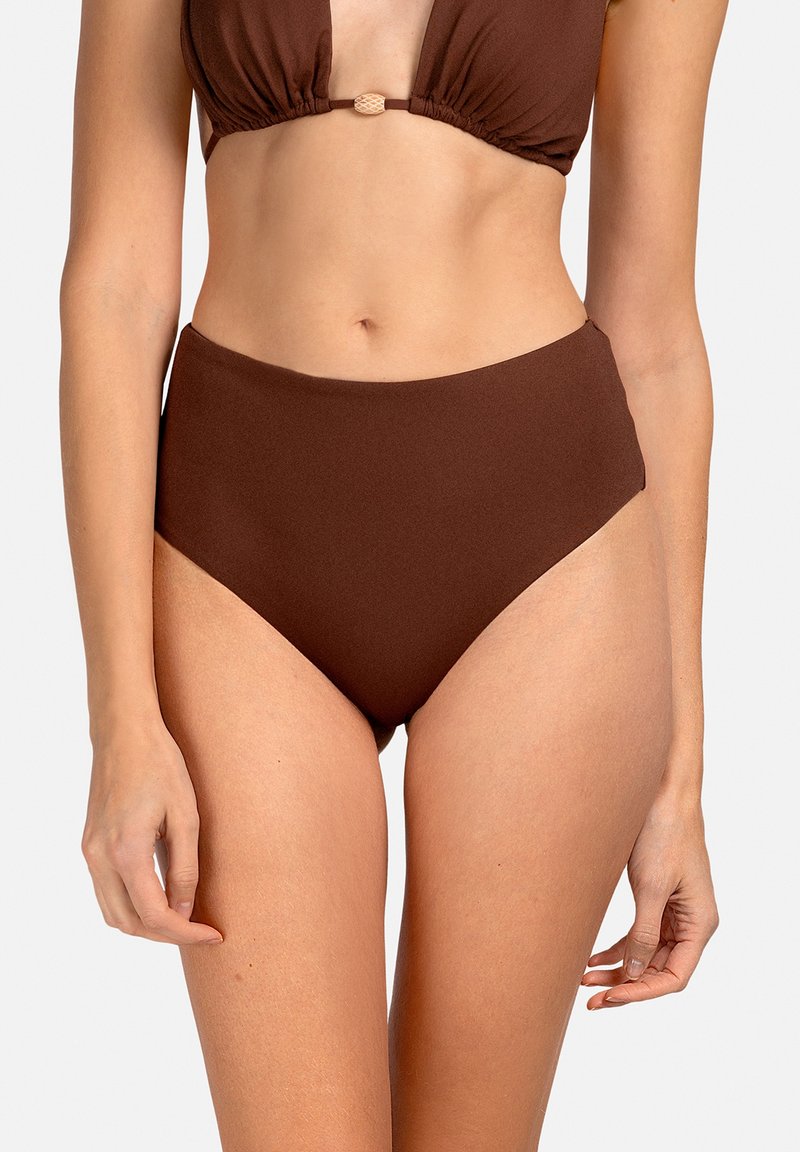 Bikini o wysokim stanie w kolorze brązowym o gładkiej fakturze, umiarkowanym zasięgu i braku widocznych szwów lub wzorów. Posiada minimalistyczny design.
