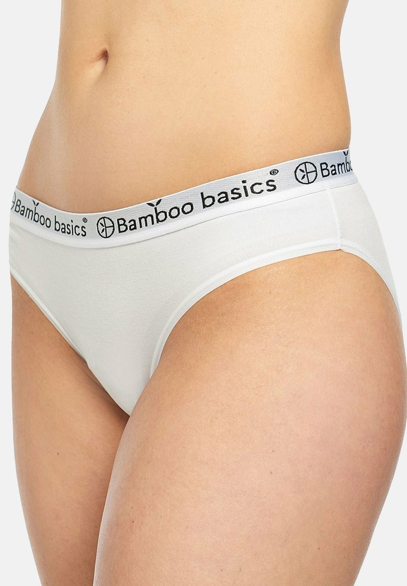 Sous-vêtements en coton blanc à texture lisse avec une large ceinture élastique portant l'inscription "Bamboo basics" en lettres noires.