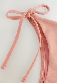 Helles rosa Bikini-Oberteil mit Bindeschnur. Es zeichnet sich durch eine glatte Textur, verstellbare Träger und dezente diagonale Nähte entlang der Kanten aus.