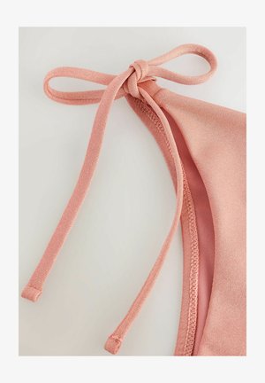 Jasnoróżowy top bikini z wiązaniem. Posiada gładką strukturę, regulowane ramiączka oraz subtelne skośne przeszycia wzdłuż krawędzi.