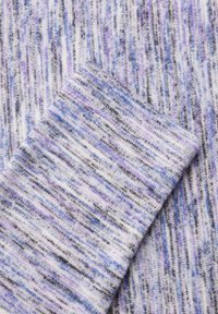 Gestrickter Stoff in Lila, Blau und Weiß mit einer melierten Textur. Hat vertikale Streifen und eine weiche, dehnbare Qualität.