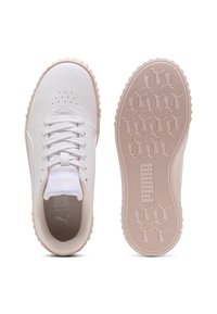 Baskets blanches avec semelles en caoutchouc texturé, présentant un dessus en cuir lisse, un bout rond et un laçage à l'avant. Accentué d'une semelle rose subtile.