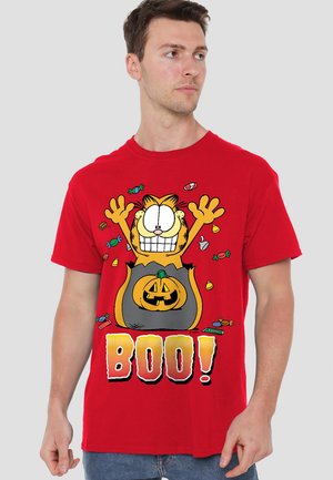 Rotes Baumwoll-T-Shirt mit einem Cartoon-Katze und einem Kürbis-Motiv sowie dem Text "BOO!" in fetter, bunter Schrift.