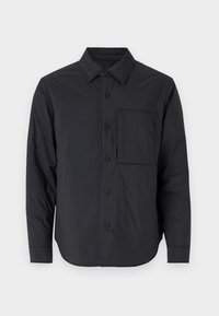 Schwarzes, leichtes Hemd mit Knopfleiste, spitzem Kragen, langen Ärmeln und einer einzelnen Brusttasche mit strukturiertem Muster.