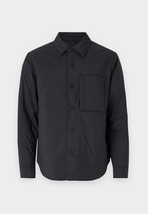 Čierna ľahká košeľa na gombíky s ostrým golierom, dlhými rukávmi a jednou náprsnínou, ktorá má textúrovaný vzor.