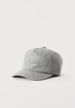 Casquette de baseball en laine grise avec texte brodé "Dayborn" à l'avant et une visière incurvée, présentée sur fond blanc.