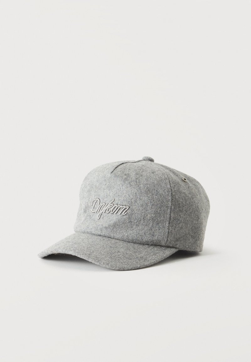 Casquette de baseball en laine grise avec texte brodé "Dayborn" à l'avant et une visière incurvée, présentée sur fond blanc.